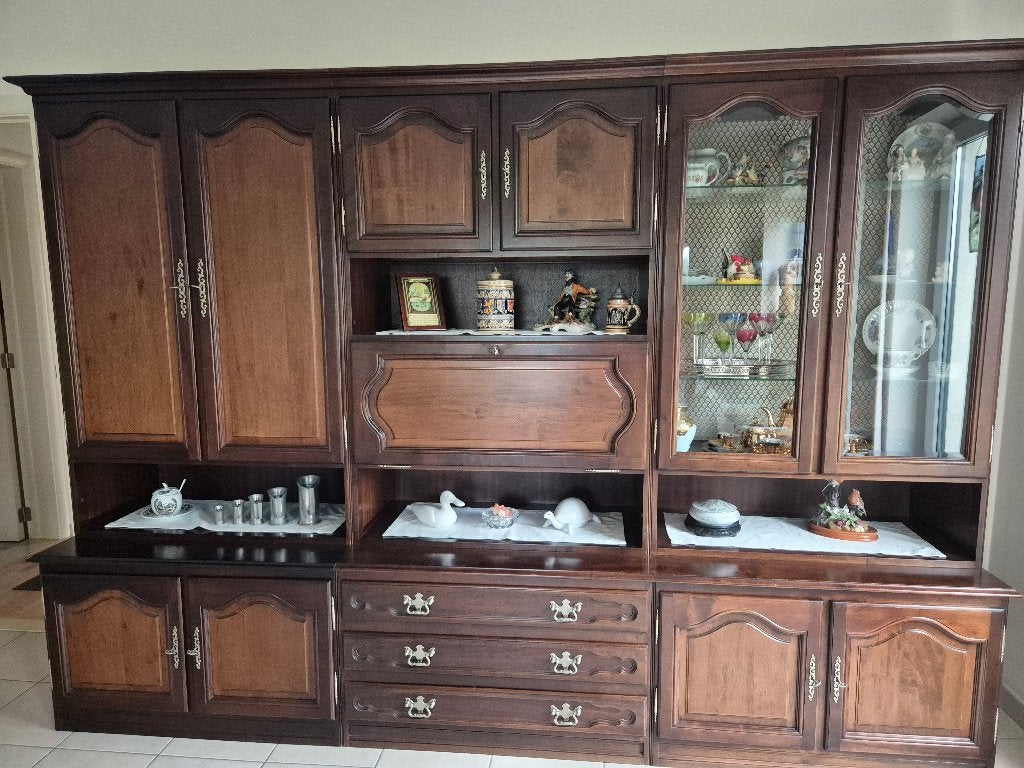 Eetkamerkast met bar, Ophalen