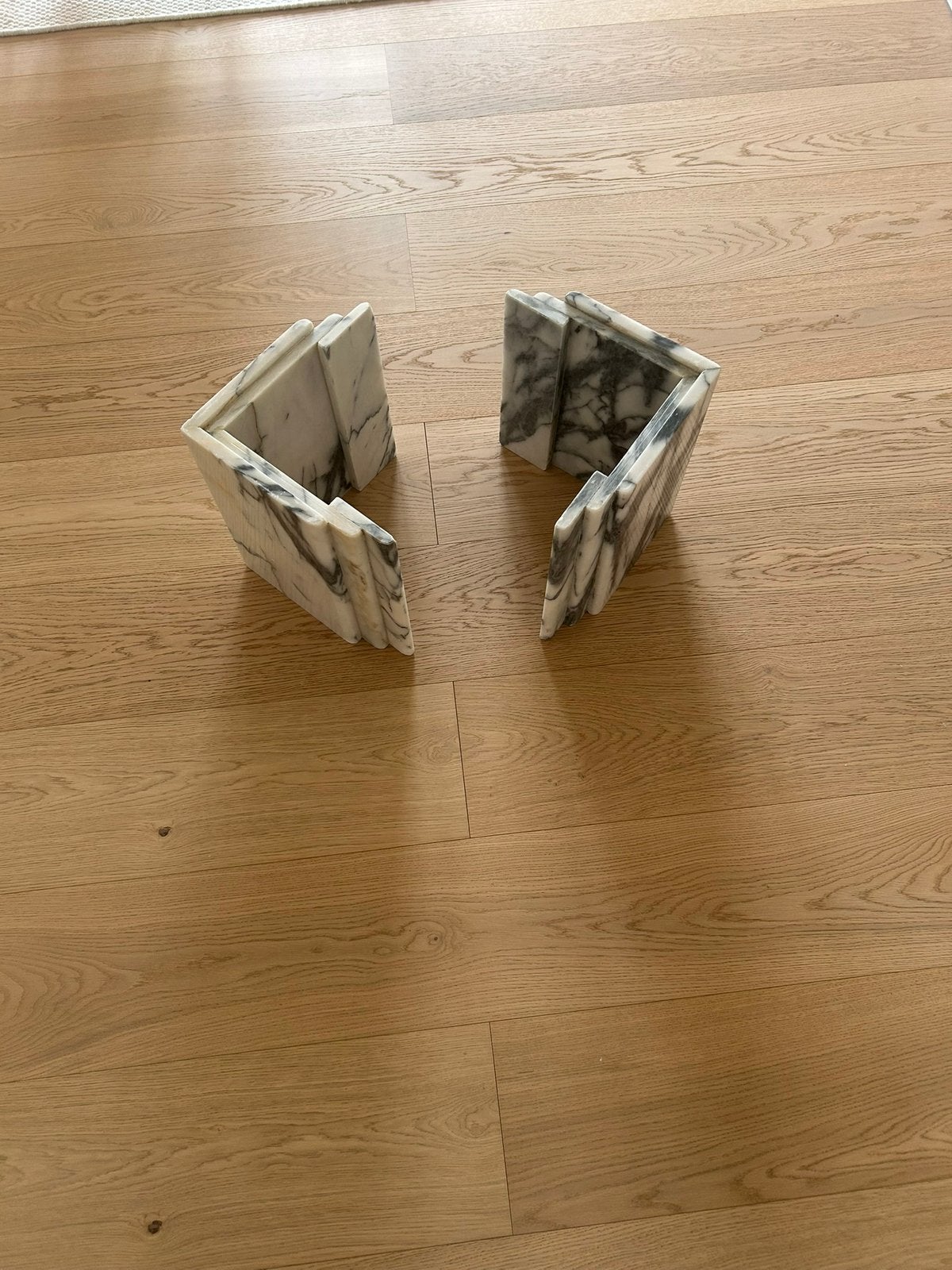 Pieds en marbre (cadre de table basse), Enlèvement