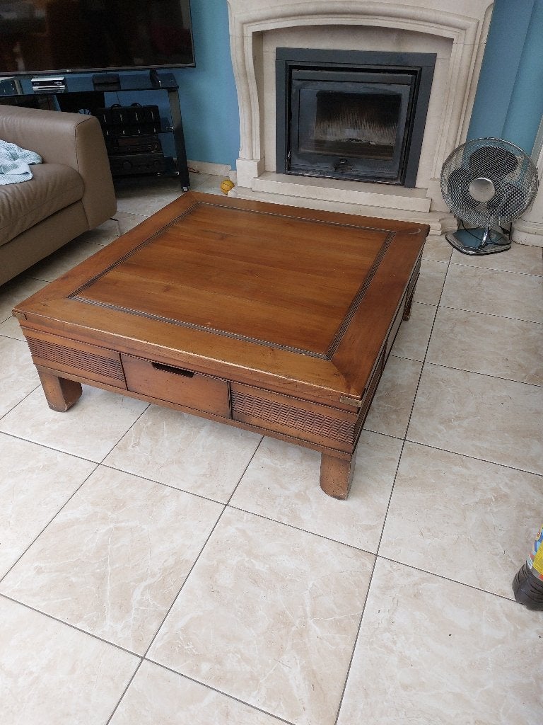 Table basse carrée en merisier massif + 2 tiroirs, Maison & Meubles, Enlèvement, Comme neuf