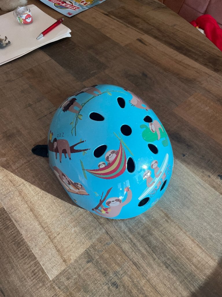 Kinderhelm Hornit met ledje en leuke luiaardprint – maat M, Fietsen en Brommers, Ophalen, Jongen of Meisje, Zo goed als nieuw