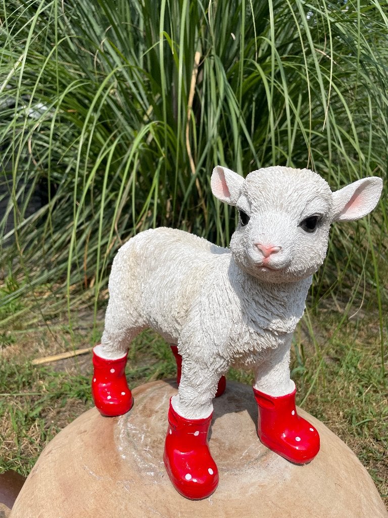 Lammetje laarsjes rood, babykamer, kado 30cm, Ophalen of Verzenden, Nieuw, Kunststof, Dierenbeeld