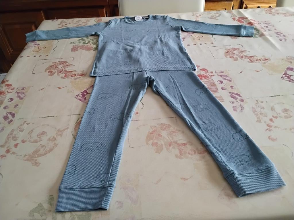 Pyama, T-shirtje, truitje en jeans (verschillende maten), Ophalen