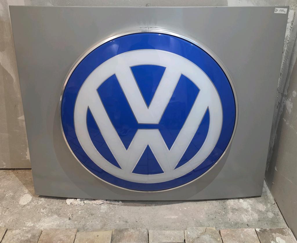 Grande Enseigne Volkswagen Dealer