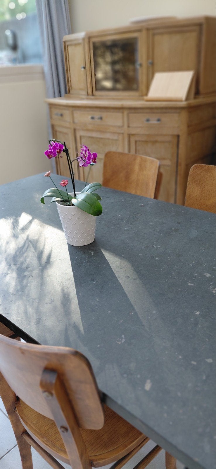 Prachtige tijdloze tafel van 'linea ferrea' 150 op 85 cm., Ophalen, Overige materialen, 100 tot 150 cm, Robuust natuursteen en gietijzer