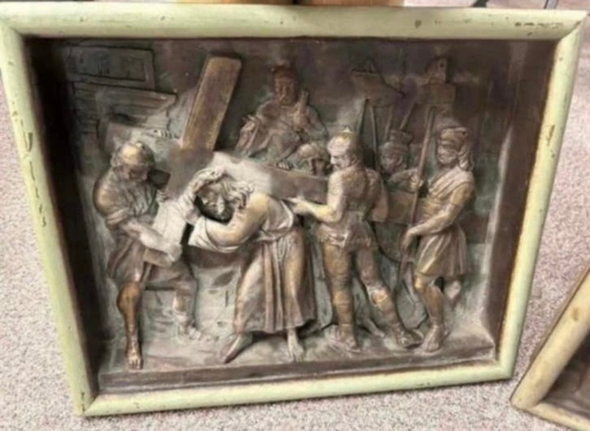 Religieuze kaders Bas-reliëf, Ophalen