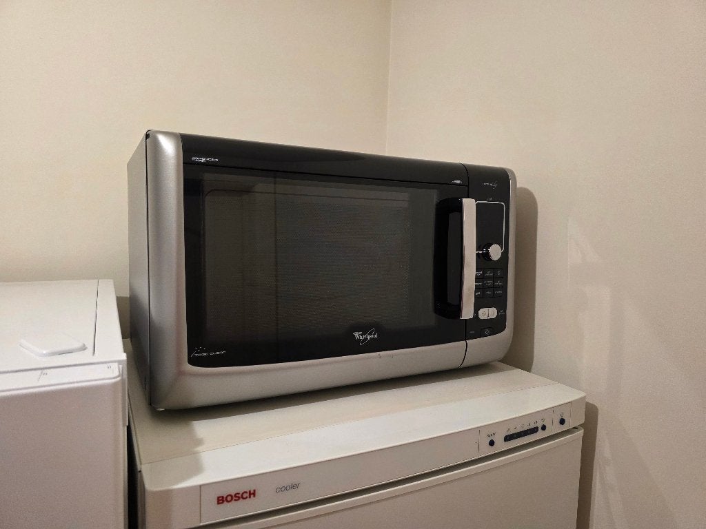 Microgolfoven Whirlpool FT338/SL in prima staat !, Elektronische apparatuur, Microgolfovens, Ophalen, Gebruikt, Draaiplateau, Combi-microgolfoven