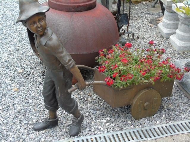 bronzen beeld van een jongen en zijn kar, plantenbak, Tuin en Terras, Ophalen, Nieuw, Overige materialen, Mensenbeeld