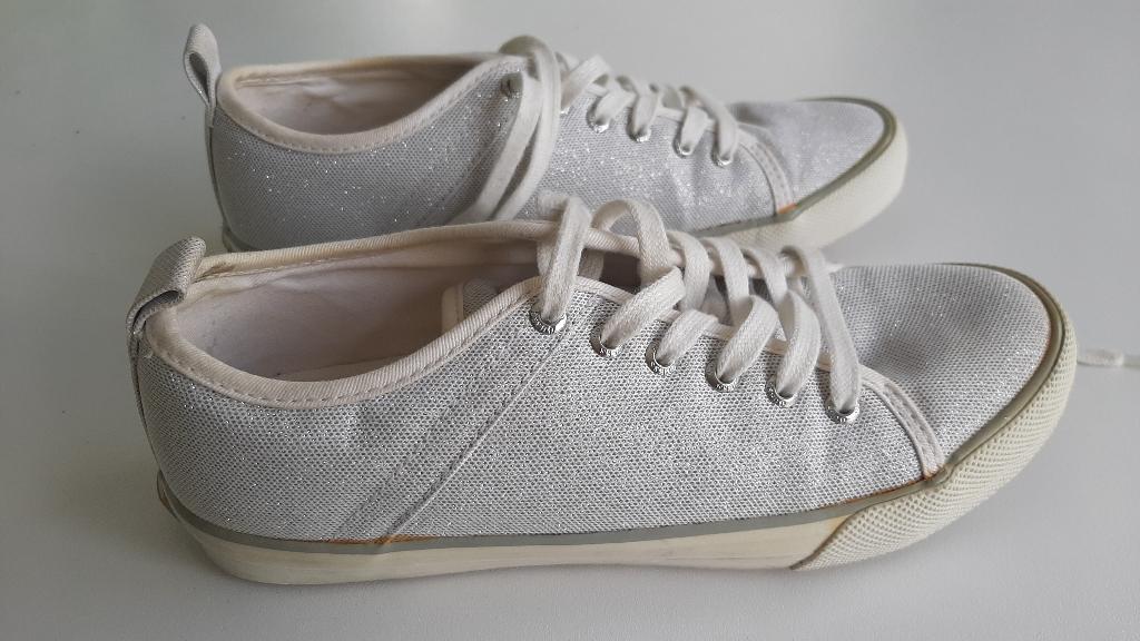 Sneaker guess zilverkleur maat 38, Kleding | Dames, Schoenen, Ophalen, Sneakers, Gedragen, Overige kleuren
