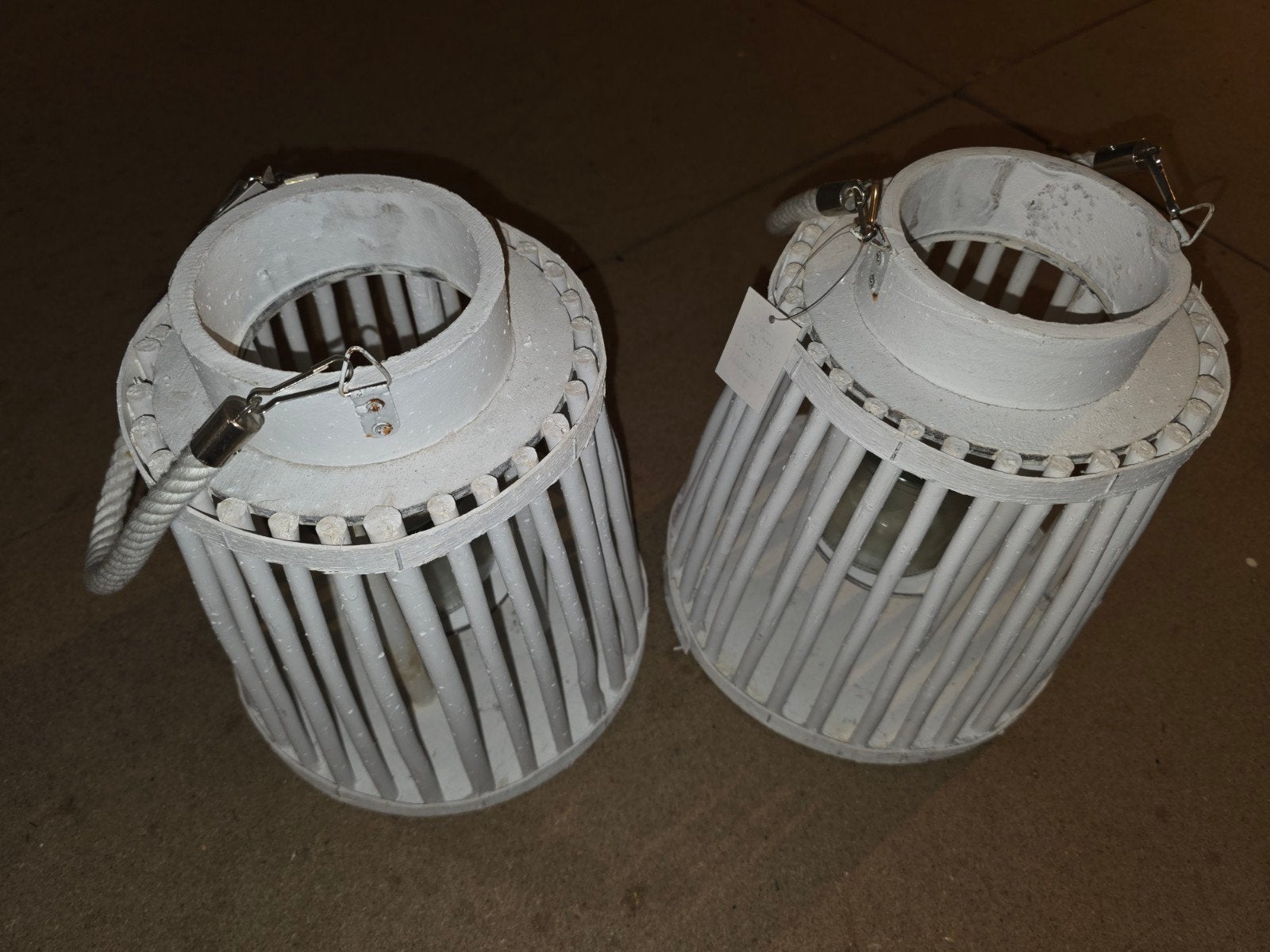 2 lanternes suspendues, Envoi