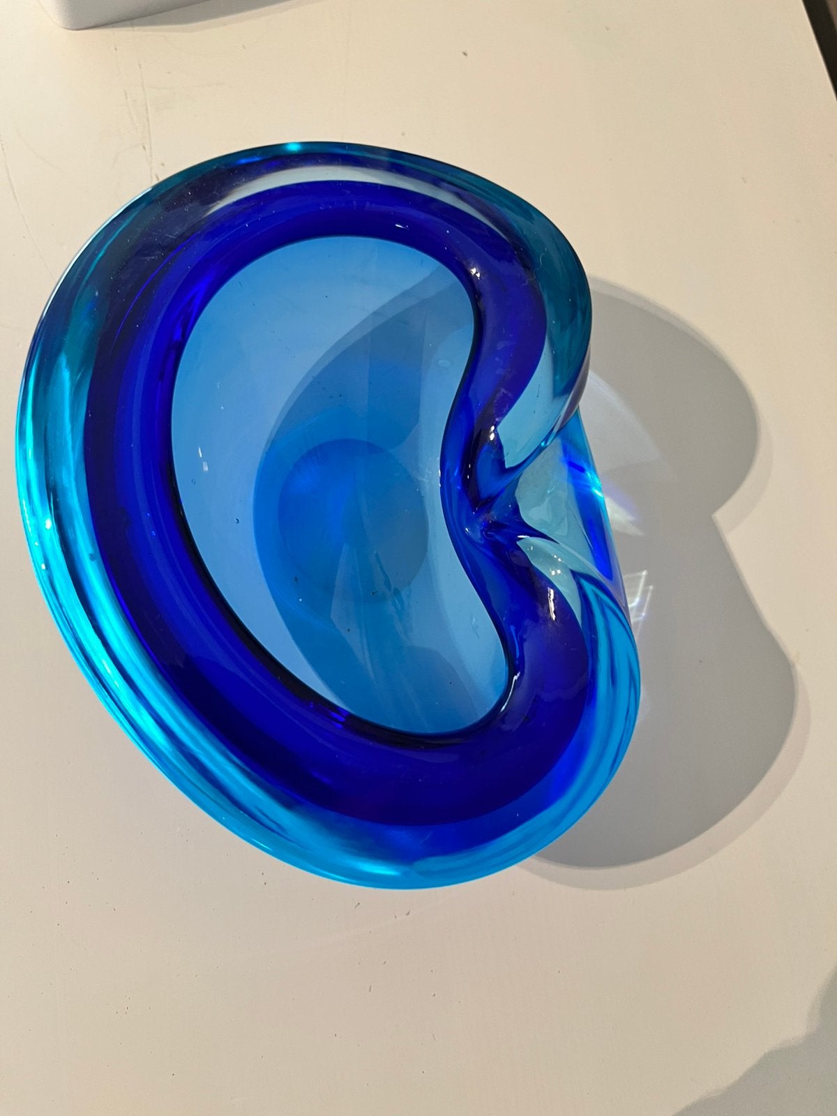 Vide poche bleu cobalt, Enlèvement