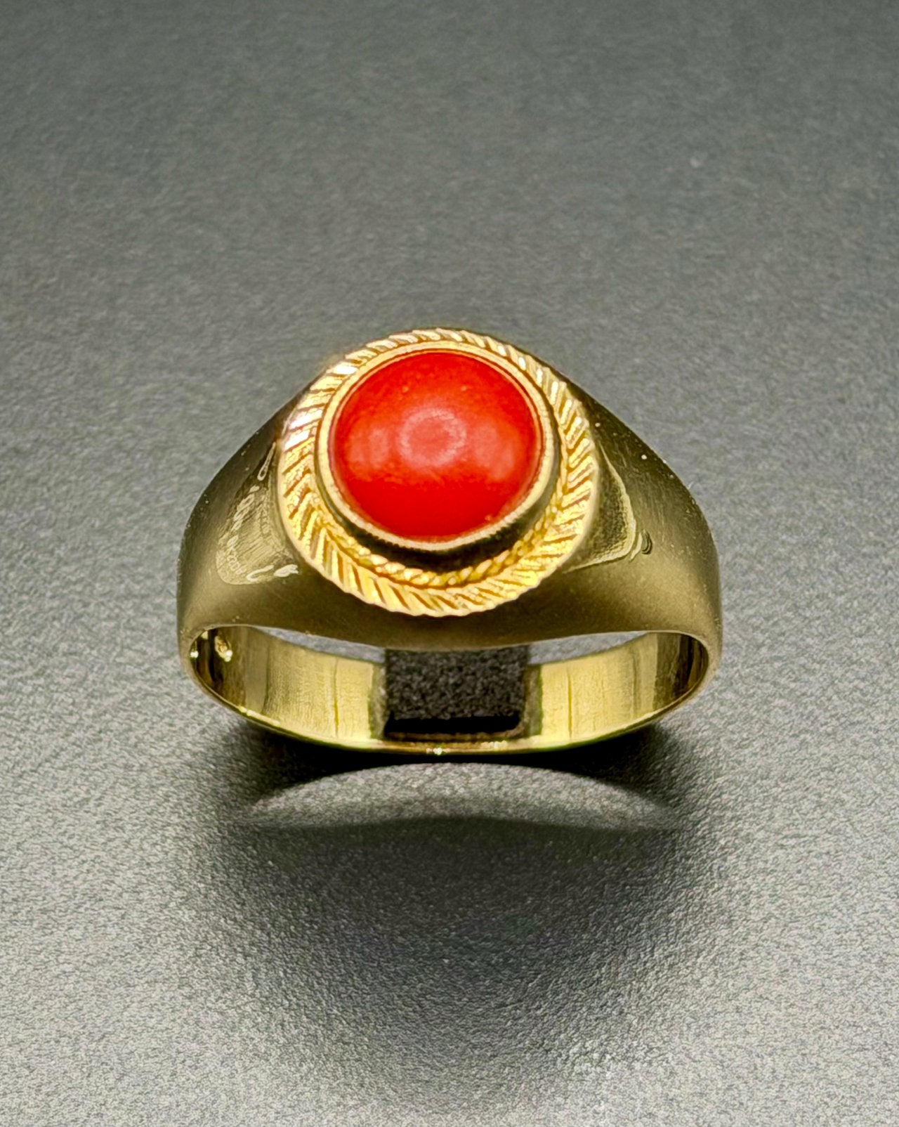 18K gouden ring met 0.95ct bloedkoraal- maat 17mm, Geel, Ophalen of Verzenden, 17 tot 18, Dame