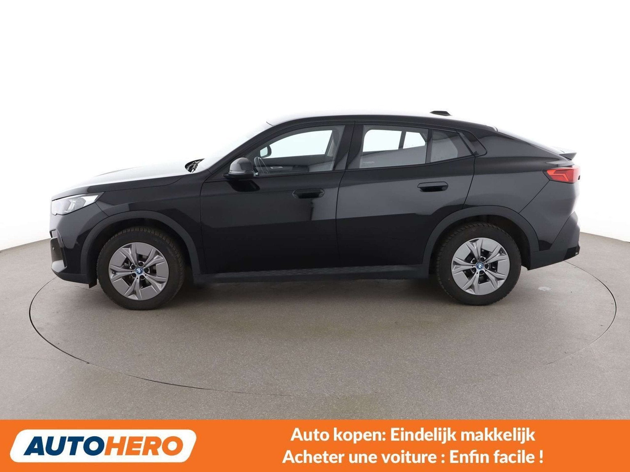 BMW iX2 eDrive20 (bj 2025, automaat), Stof, https://public.car-pass.be/vhr/b71baadd-f80c-44d4-af66-870988dd5cf5, Zwart, Elektrisch