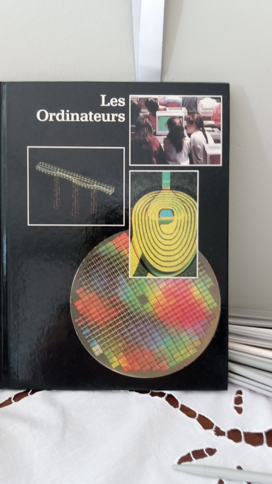 av livre les ordinateurs Artis Historia, Livres, Informatique et Ordinateur, Enlèvement ou Envoi, Primaire, Comme neuf