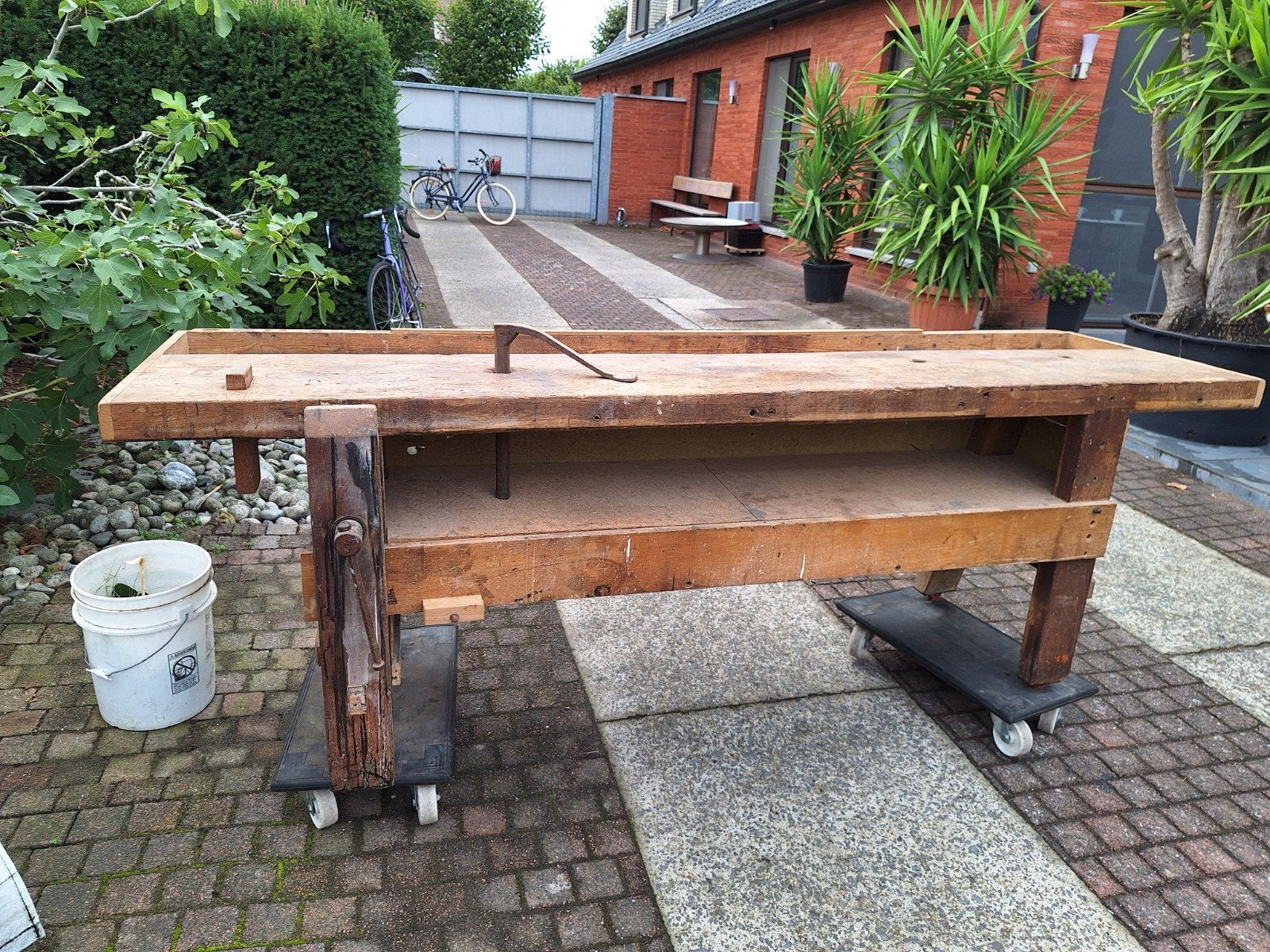 Établi en bois, Enlèvement