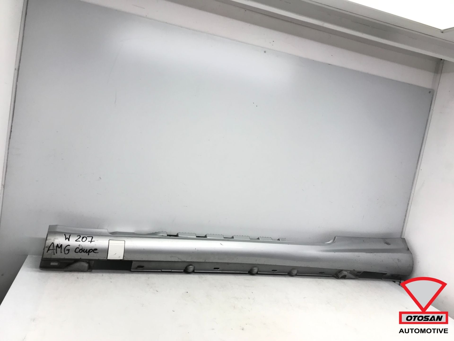 Liens de jupe lat rale Mercedes E Klasse Coup Cabrio fabriqu, Mercedes-Benz AG, Mercedes-Benz, Utilisé, Mercedesstrasse 120
70372  Stuttgart, DE
