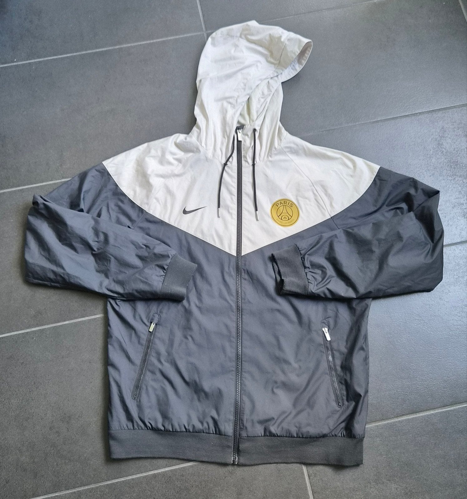 Nike / PSG rainjacket (Medium), Nike, Ophalen of Verzenden, Zo goed als nieuw, Meerkleurig