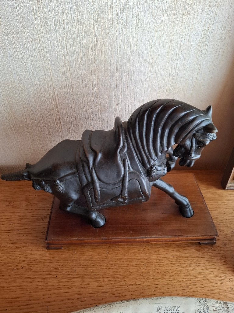 Beeld paard, Antiek en Kunst, Kunst | Beelden en Houtsnijwerken, Ophalen, Zoogdier, 20 - 50 cm, Op sokkel