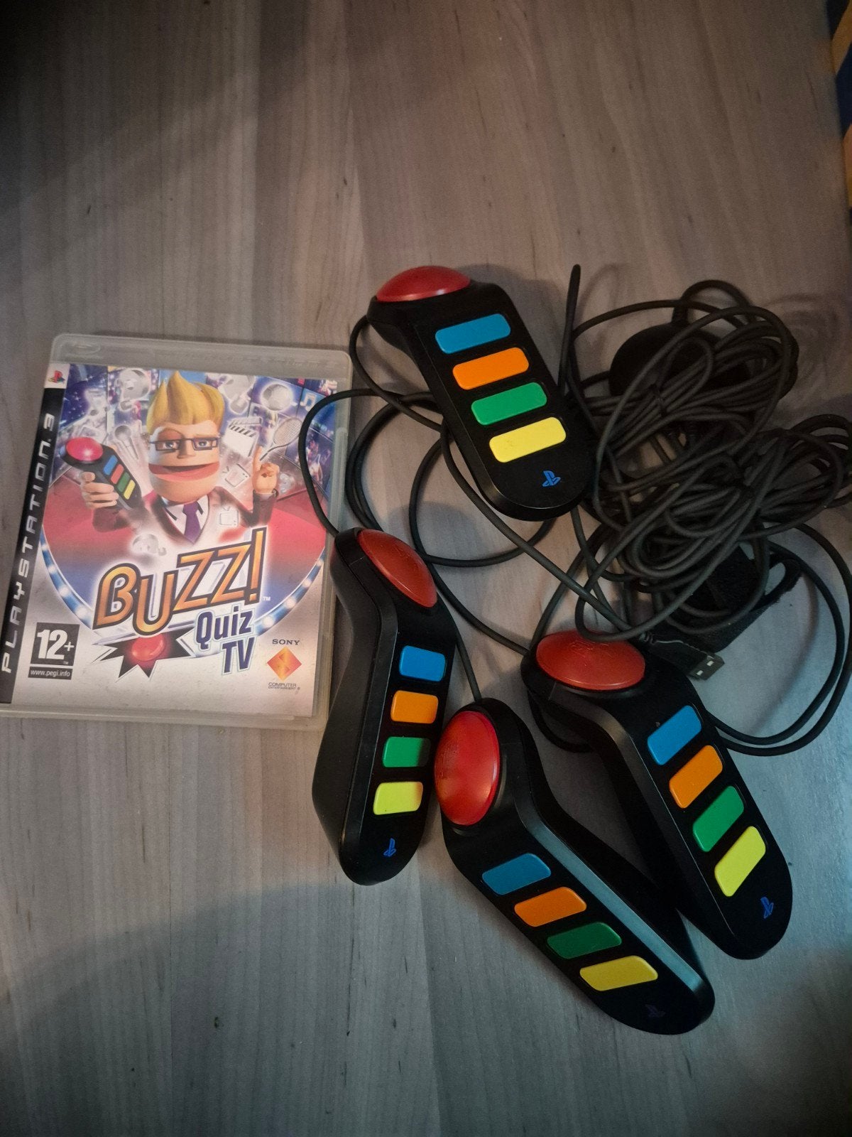 BUZZ quiz tv met buzz controllers ps3, Games en Spelcomputers, Ophalen