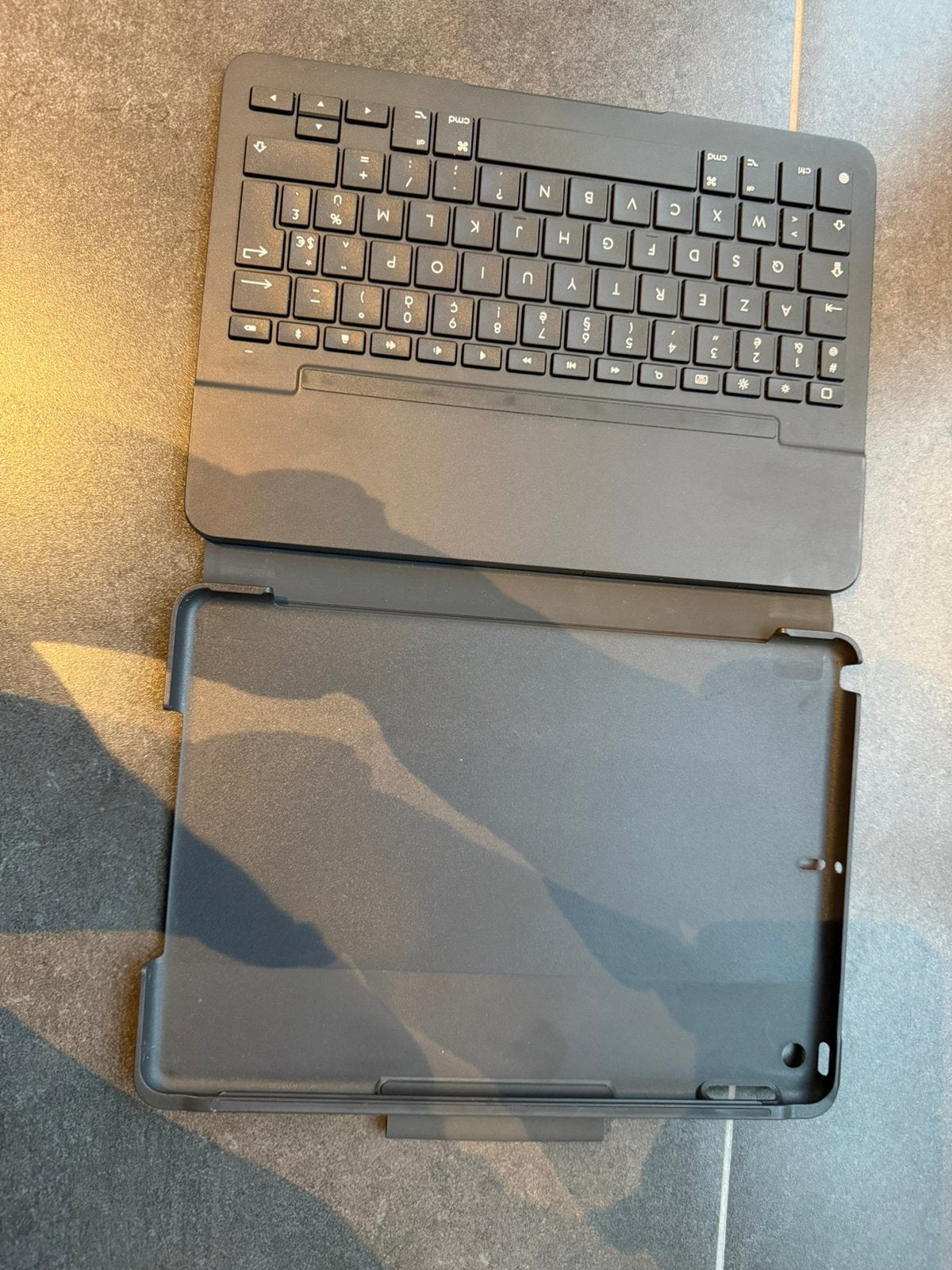Tablet hoes met toetsenbord, Ophalen, Zo goed als nieuw