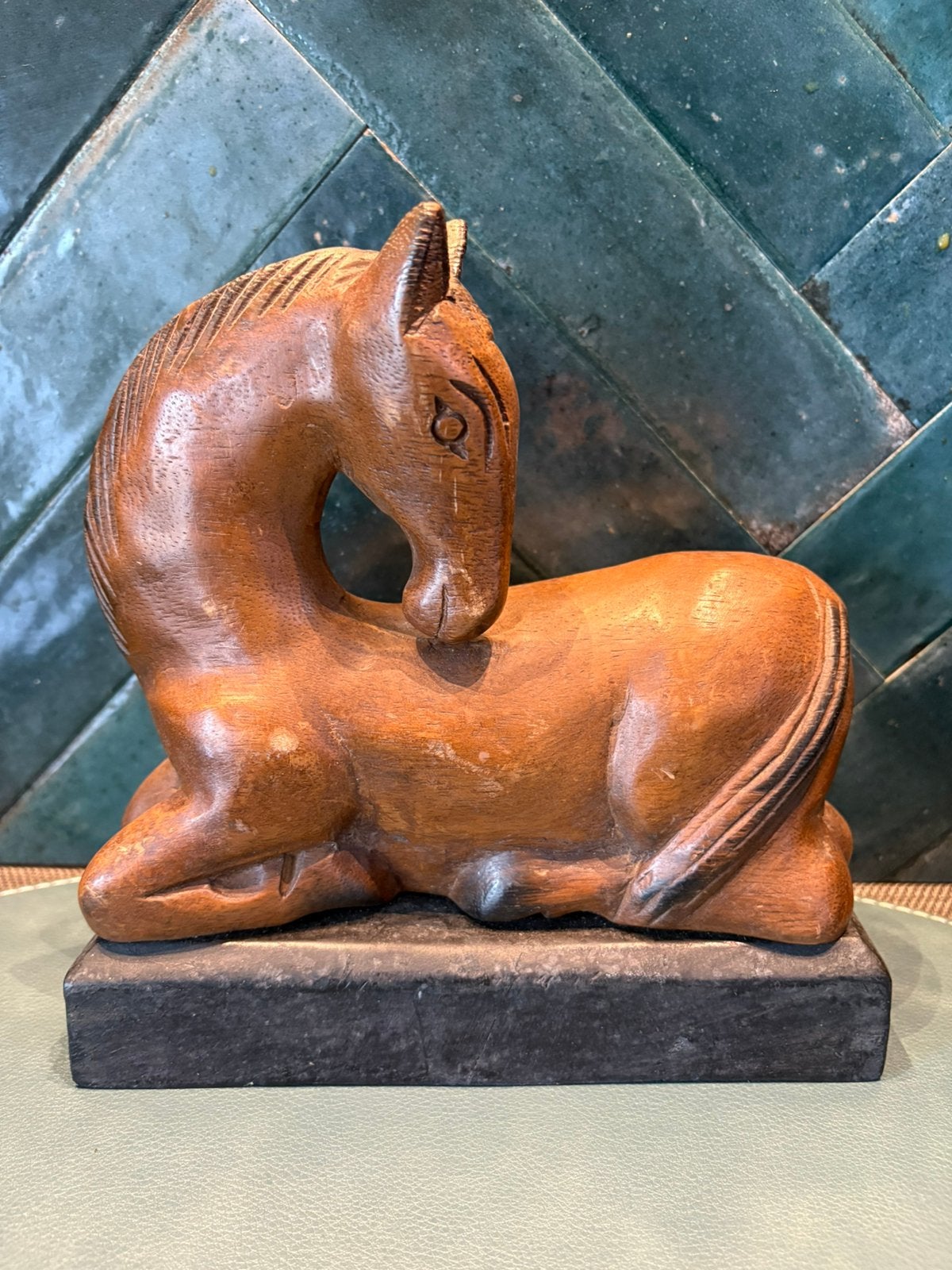 Paard op sokkel in hout, Ophalen, Op sokkel, Hout