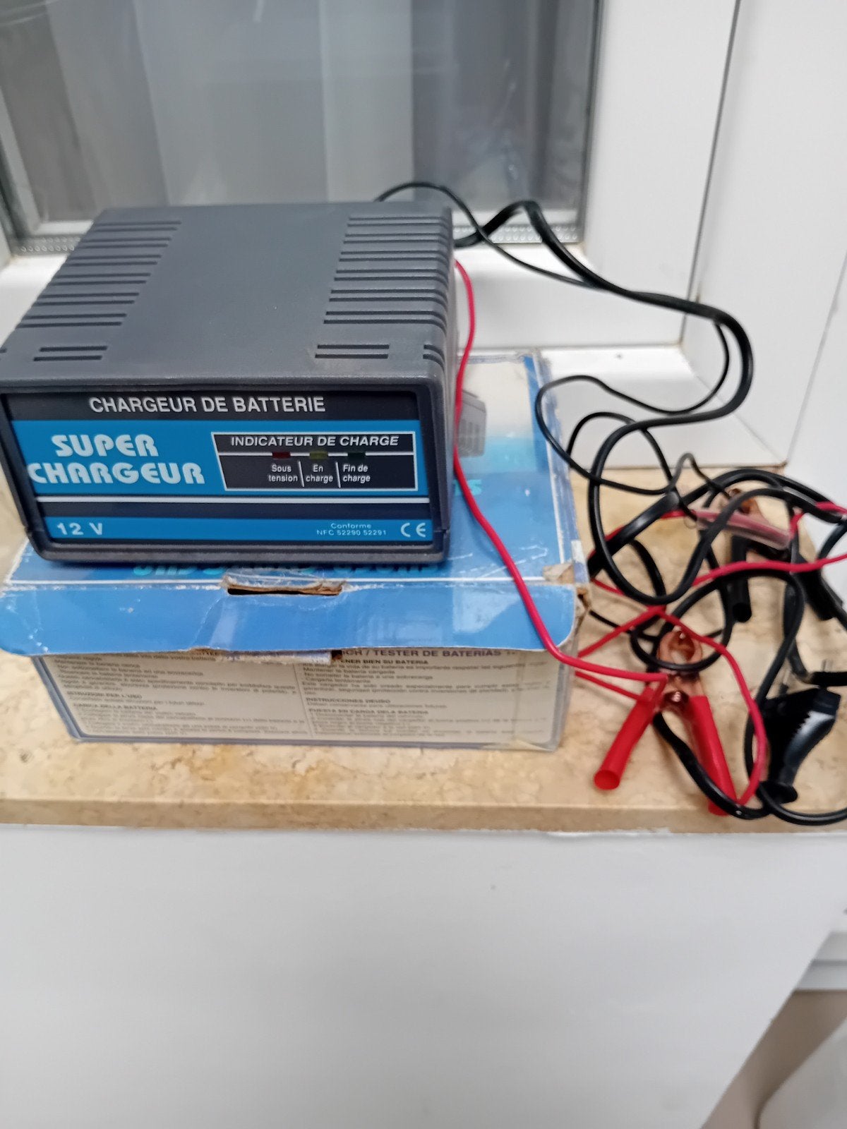Onberispelijke 12 volt acculader 
Kan worden verzonden via, Ophalen