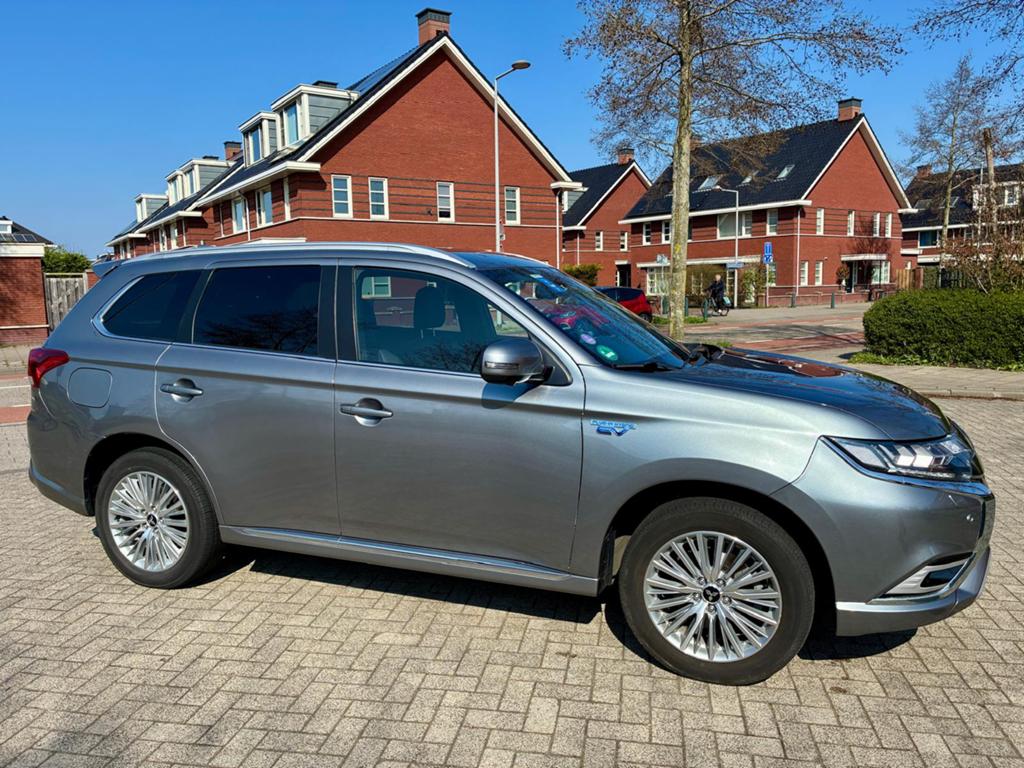 Mitsubishi Outlander PhEV 2.4 uit 2019 met maat 60000 km, Auto's, Mitsubishi, Outlander, Hybride Elektrisch/Benzine, Euro 6, SUV of Terreinwagen