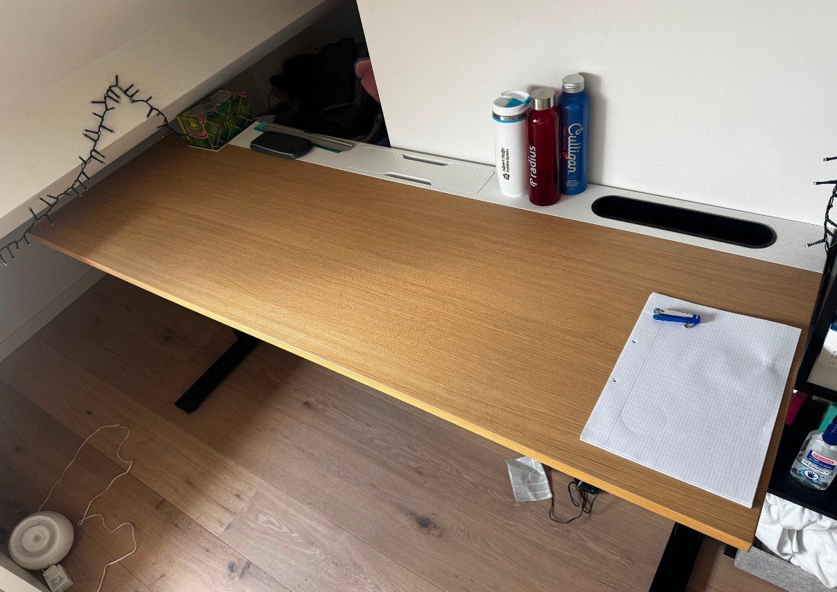 VERSTELBARE BUREAU - NIEUWSTAAT  -  Eik/Black look - 160x60, Ophalen, Kabelgoot, Zo goed als nieuw, Zwart