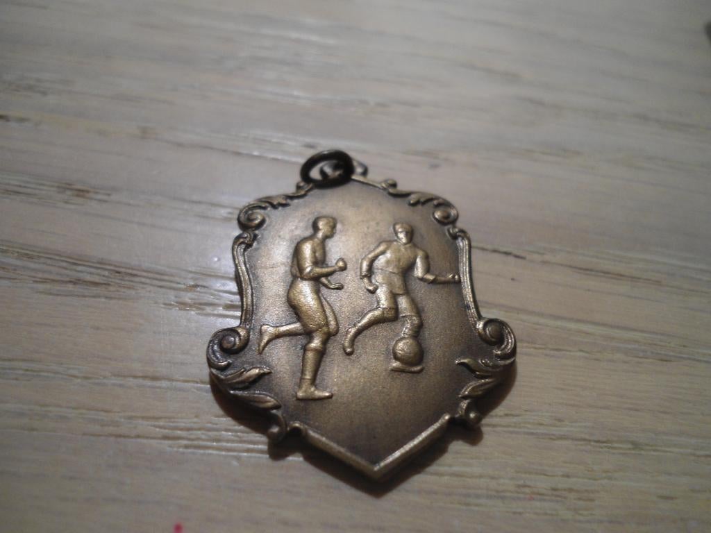Ancienne petite Médaille Football 1931, Collections, Enlèvement ou Envoi, Utilisé, Autres types