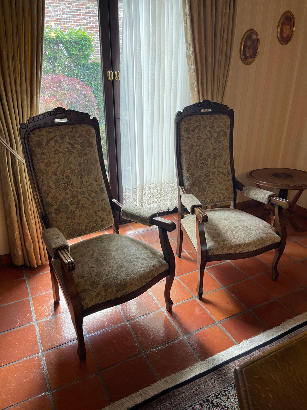 Deux fauteuils à motif floral, Enlèvement