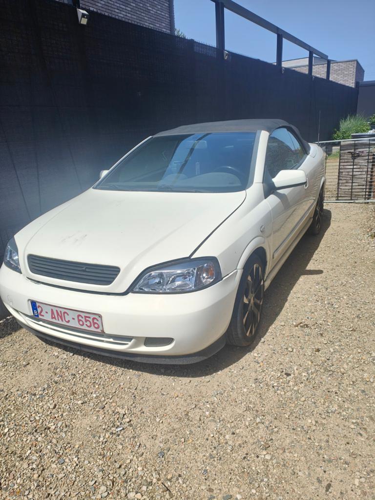 Opel Astra Cabrio 1.6 16V, Auto's, Opel, Voorwielaandrijving, Zwart, 4 cilinders, Cabriolet