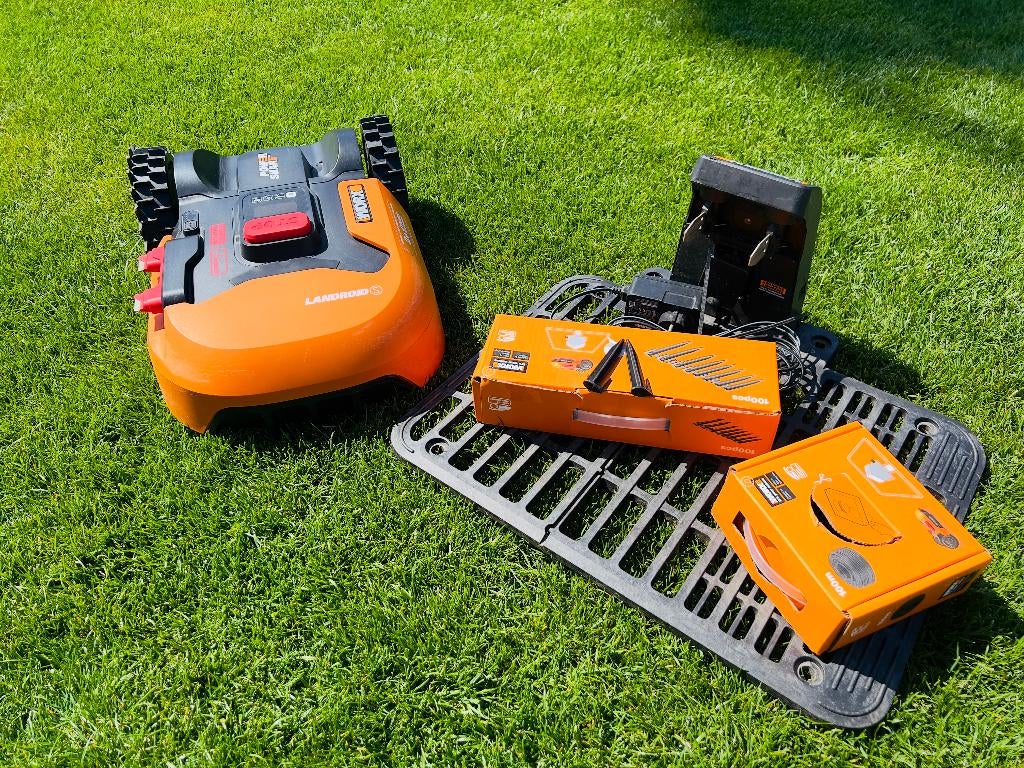 Worx Landroid  S WR130e : Gazon-robot, Tuin en Terras, Grasmaaiers, Zo goed als nieuw, Accu-grasmaaier, Minder dan 30 cm, Cirkelmaaier