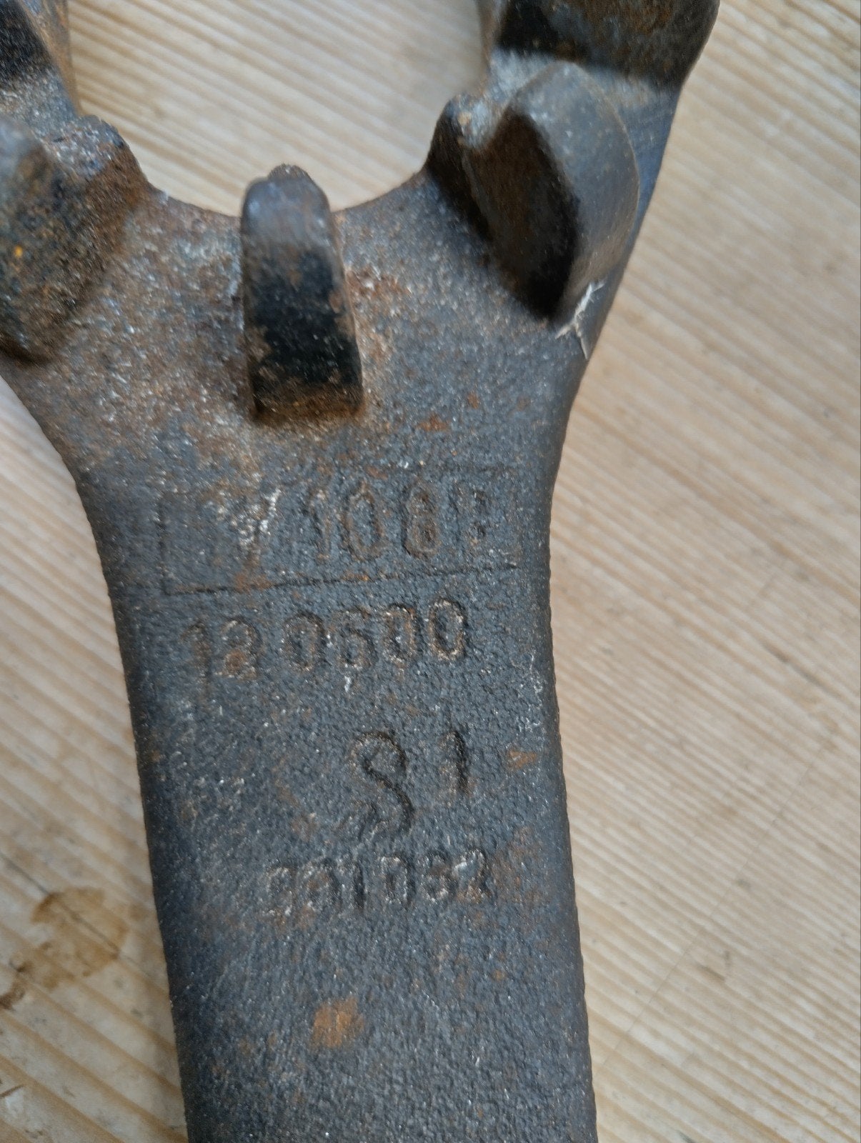 Uitlaat sleutel BMW boxer motoren, Ophalen