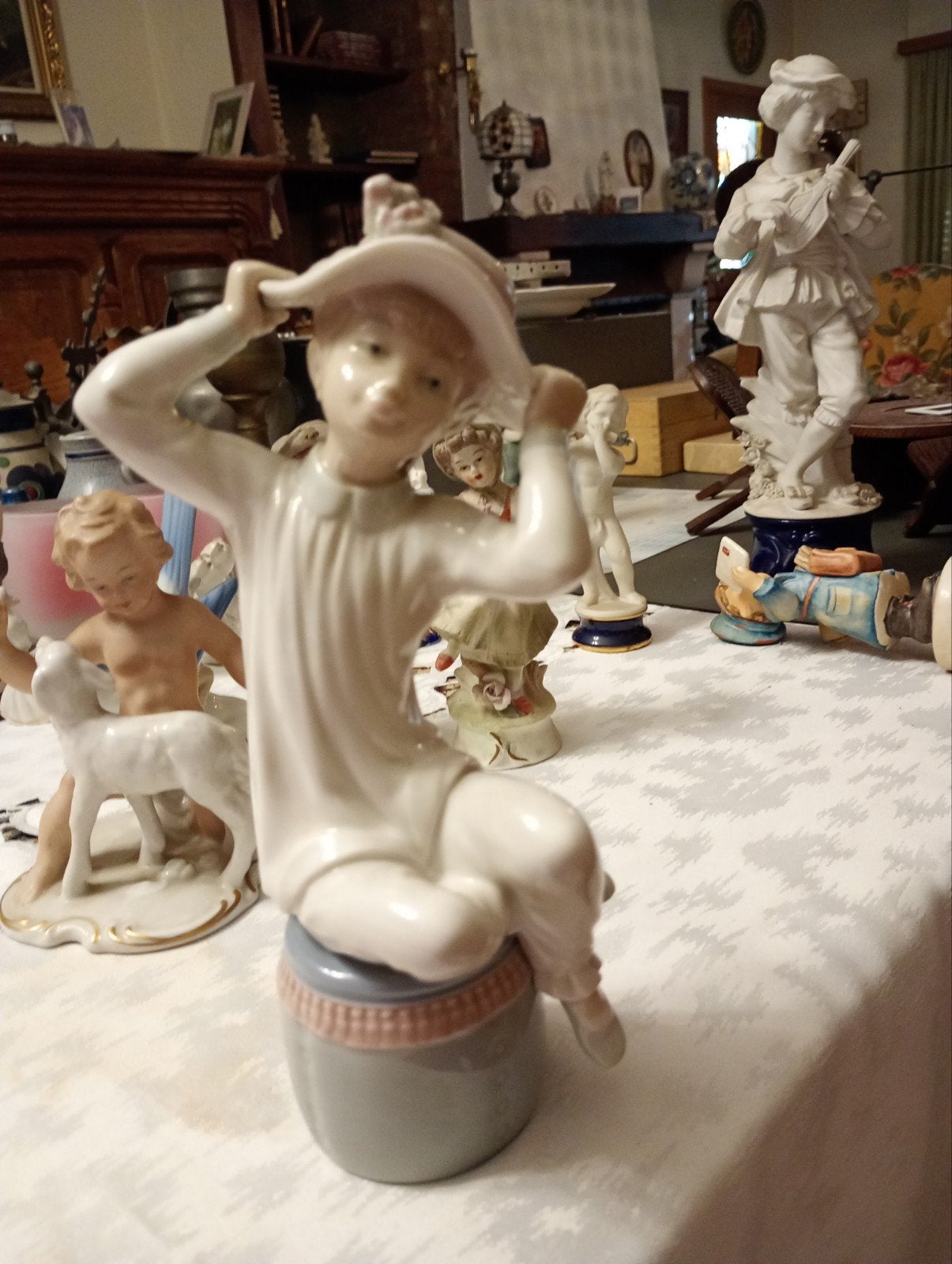 2 figurines Lladró « Fille au bonnet » et « garçon qui s'emb, Enlèvement