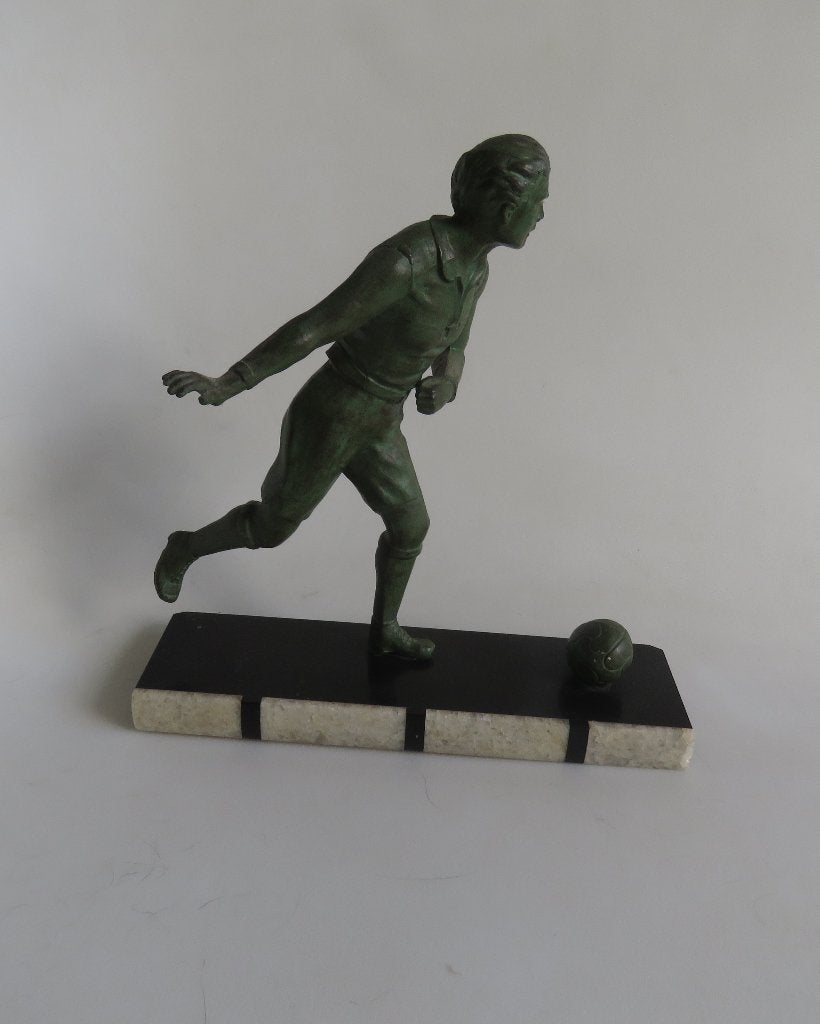 Art deco beeld voetballer op marmer sokkel 1930 Frankrijk, Antiek en Kunst, Ophalen of Verzenden, Art deco, Beeld, Groen