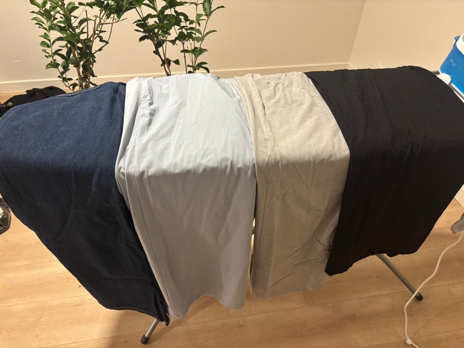 4 pantalons taille 44, Taille 42/44 (L), Comme neuf, Bleu, Enlèvement