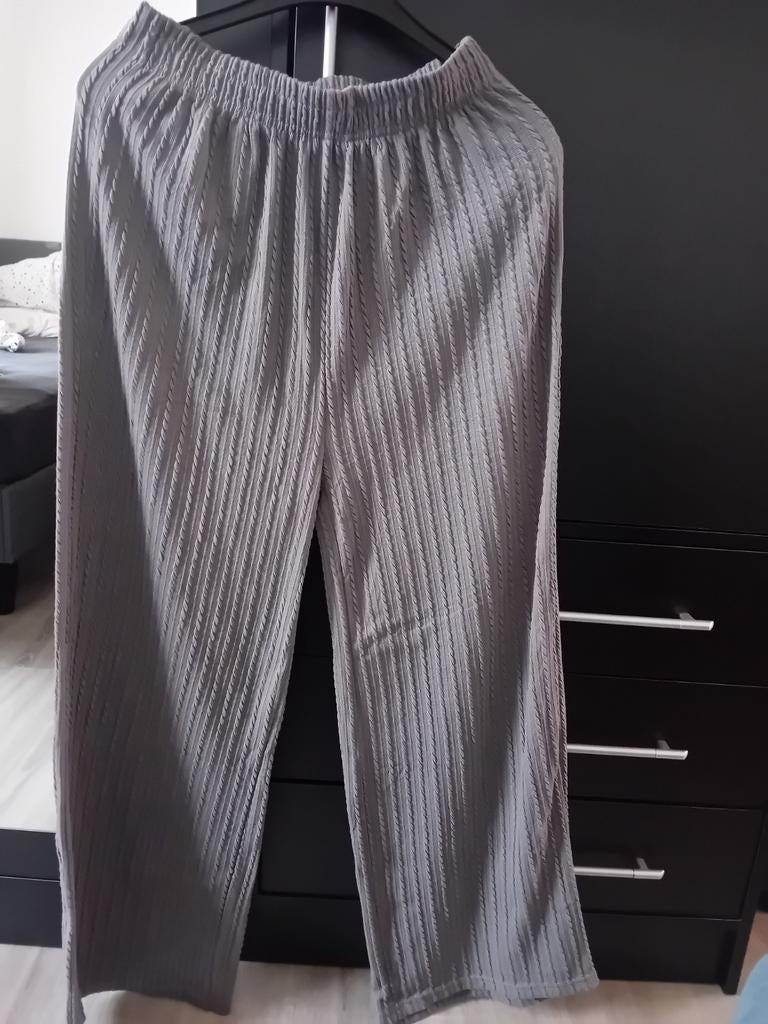 Mooie broek voor dames €2.50, Zo goed als nieuw, Ophalen, Maat 38/40 (M), Grijs