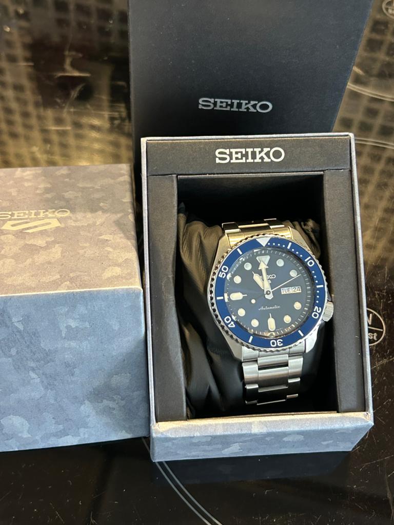 Ensemble complet Seiko 5 Sport SRPD51K1 bleu + garantie, Bijoux, Sacs & Beauté, Montres | Hommes, Enlèvement ou Envoi, Comme neuf
