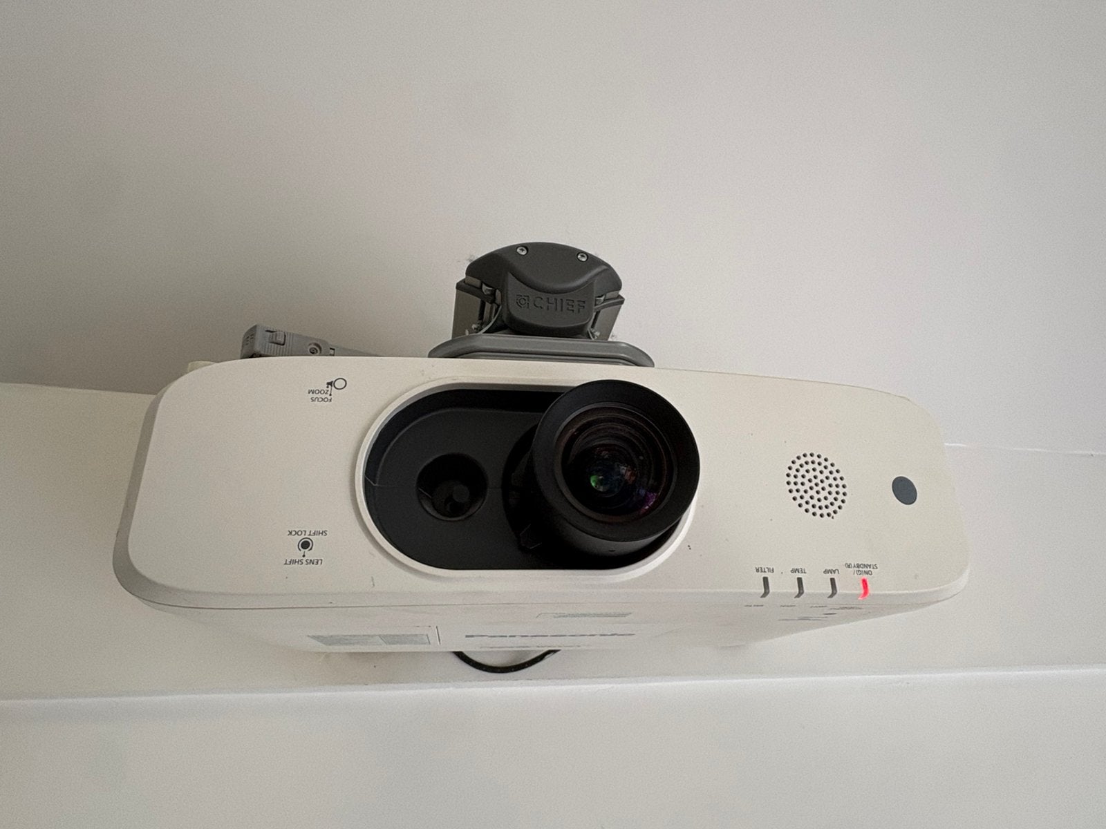 Panasonic FZ570 WUXGA thuisbioscoop projector, Audio, Tv en Foto, Ophalen of Verzenden, Zo goed als nieuw, Full HD (1080)