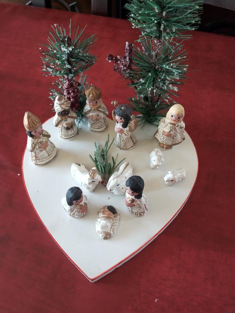 Crèche artisanale avec personnages, Divers, Enlèvement, Comme neuf