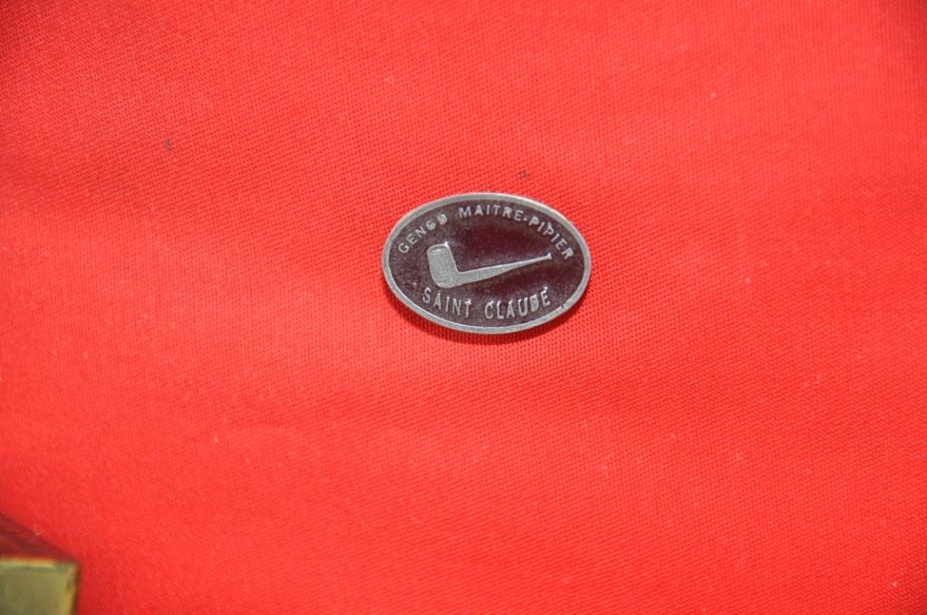 pin's gengo maitrepipier saint claude (x2006), Collections, Enlèvement ou Envoi, Comme neuf, Marque, Insigne ou Pin's