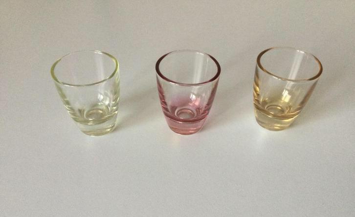 3 vintage gekleurde likeurglaasjes, Antiek en Kunst, Ophalen of Verzenden
