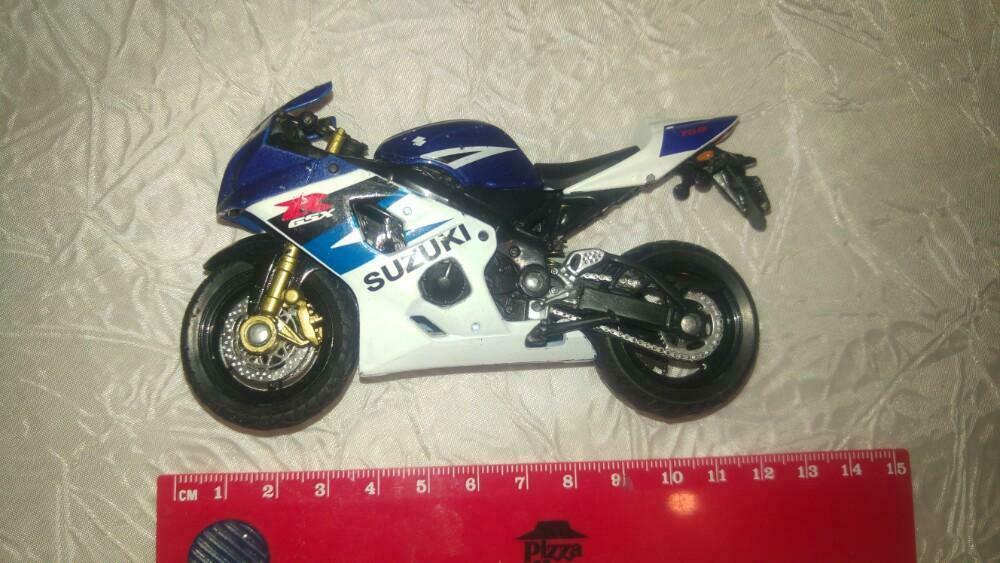 Moto miniature modele suzuki gsx 750, Enlèvement ou Envoi, Comme neuf