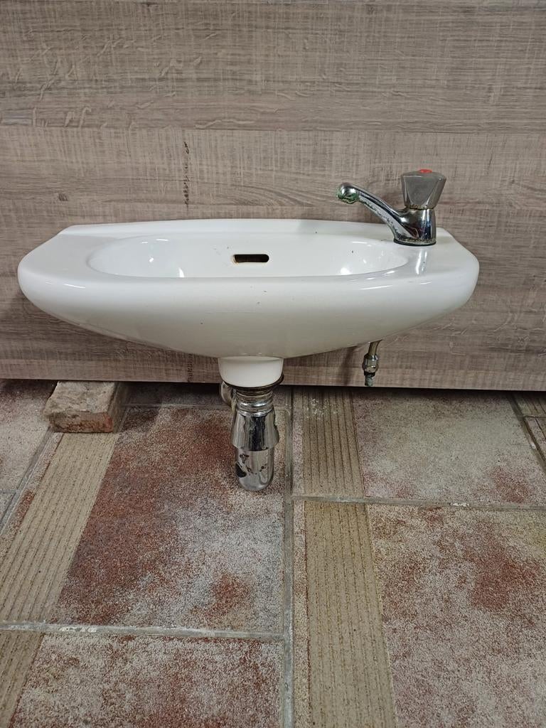 Lavabo met kraantje koud water., Ophalen, Gebruikt, Steen, Toilet