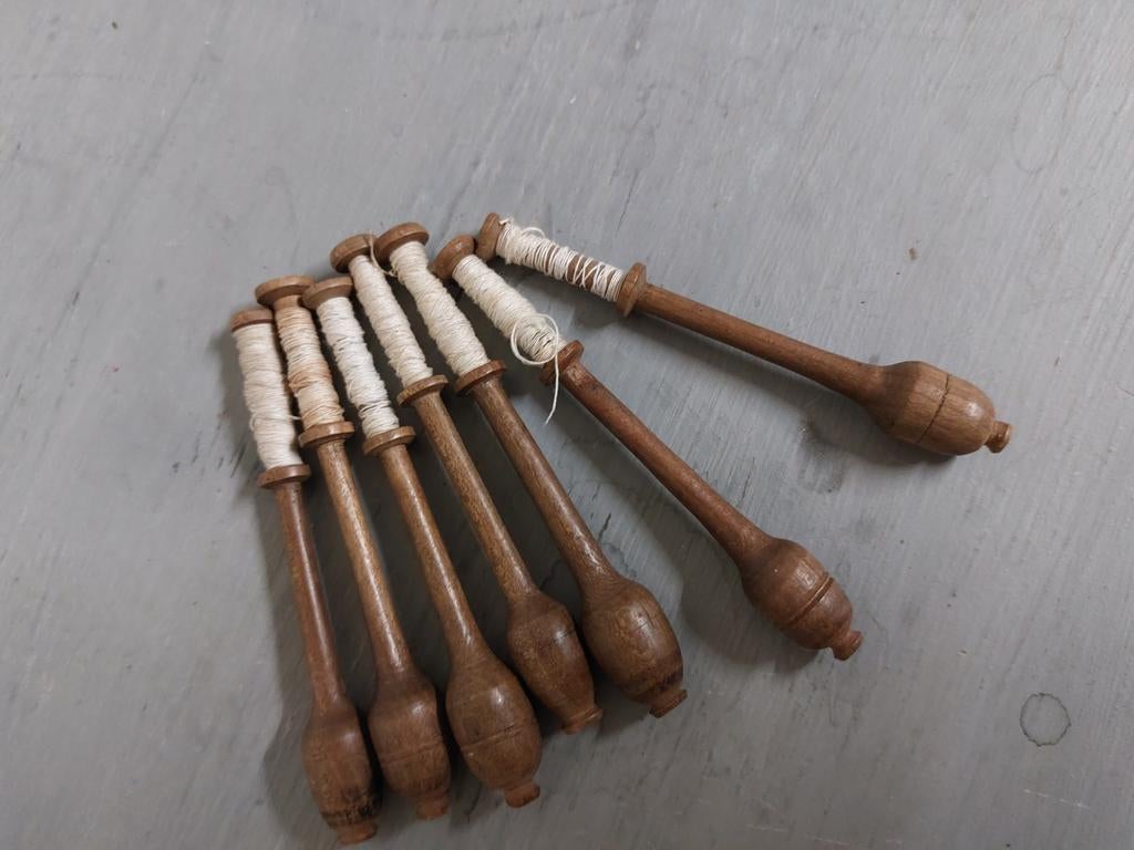 Anciens fuseaux de dentellière, Enlèvement ou Envoi