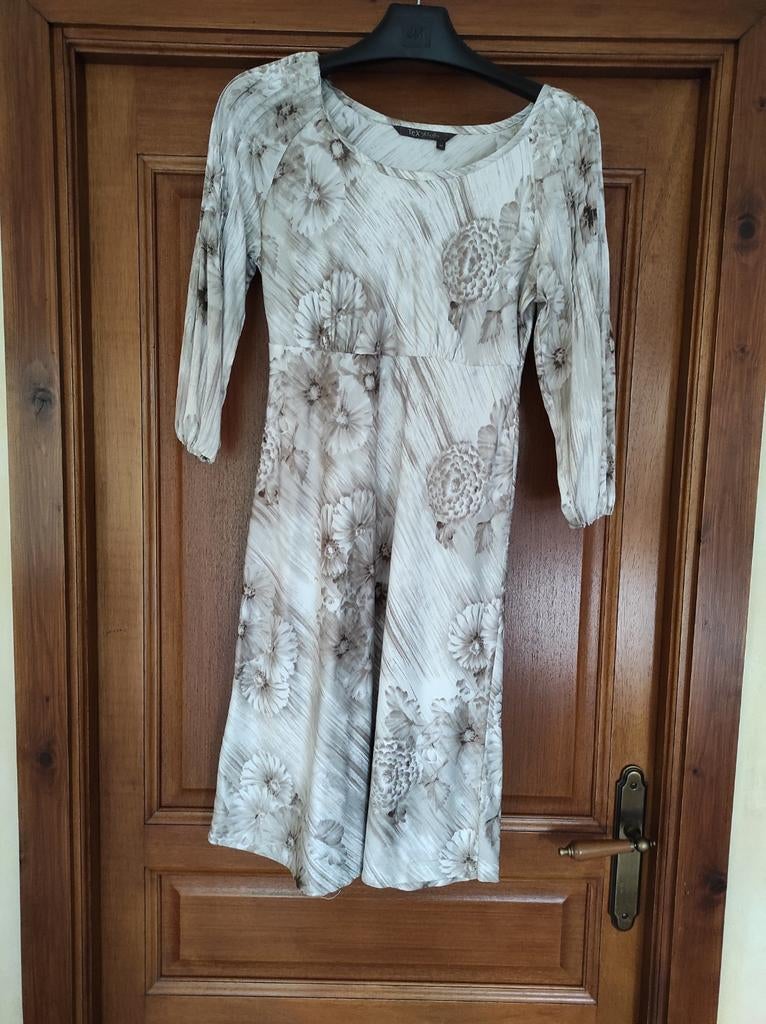 Robe crème fleurie aspect satin, Taille 38/40 (M), Tex by max arzia, Enlèvement ou Envoi, Beige
