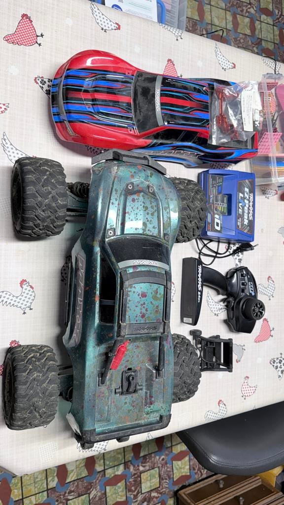 Traxxas maxx met zender en lader, Hobby & Loisirs créatifs, Échelle 1:10, Voiture off road, Enlèvement, Utilisé