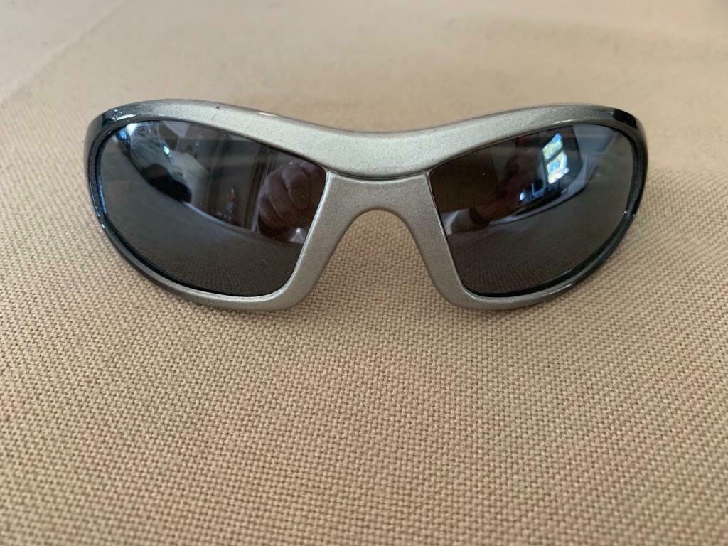 Lunettes de soleil enfants gris / noir 12cm largeur, 6 à 8an, Enlèvement ou Envoi, Comme neuf, Garçon