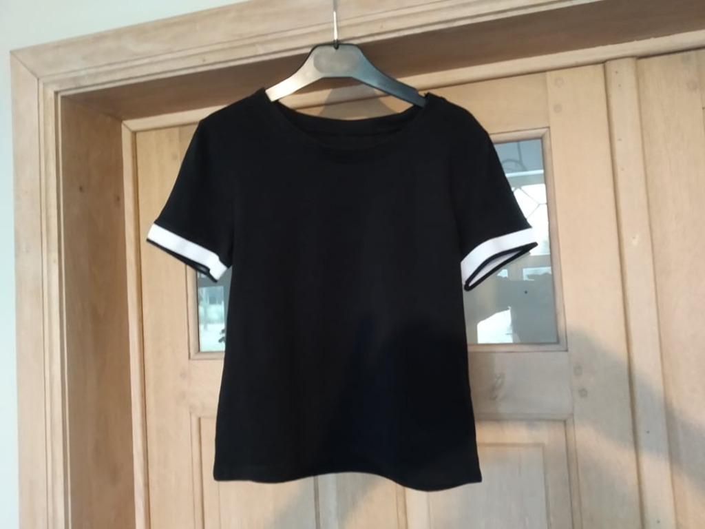 Mooi zwart t-shirt met witte bandjes aan mouwen maat 146-152, Gebruikt, Meisje, H&M, Ophalen of Verzenden