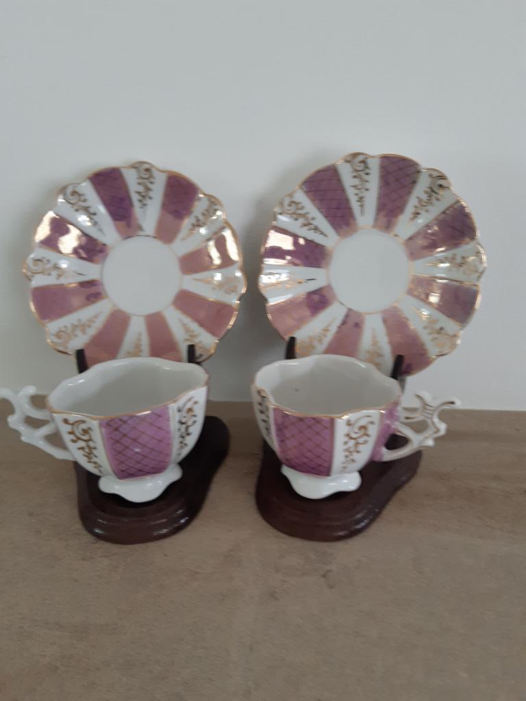 Tasje met schoteltje op houten steuntje - 2 stuks, Antiek en Kunst, Ophalen of Verzenden