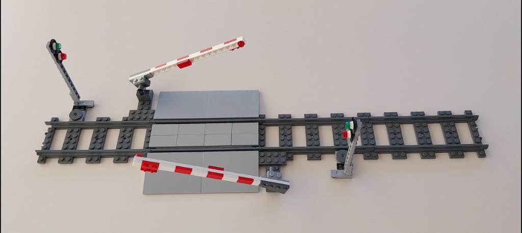 Lego trein: brede overweg + 2 slagbomen + 2 seinpalen(Nieuw), Verzenden, Nieuw, Complete set, Lego